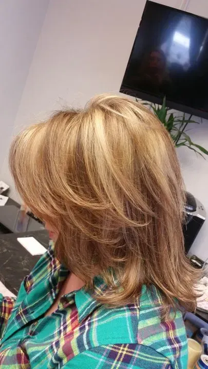 https://cdn.salonspotlight.com/photos/YtZWuFsrIzTxlE263ffM/20a699ea-e87b-40c0-8a84-41396a0cb1f6_720x720