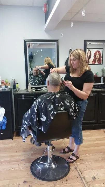 https://cdn.salonspotlight.com/photos/YtZWuFsrIzTxlE263ffM/9b73e7be-4451-4c47-b6e9-8ac000514c40_720x720