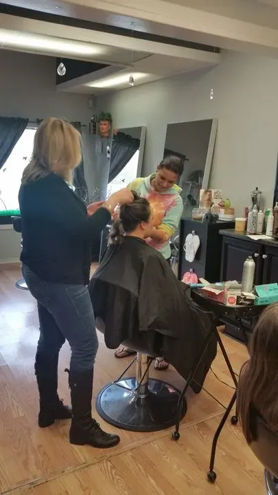https://cdn.salonspotlight.com/photos/YtZWuFsrIzTxlE263ffM/a4335078-3eeb-405b-b642-f406ab61cc71_720x720