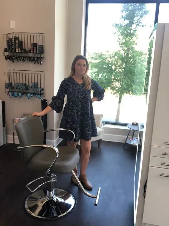 https://cdn.salonspotlight.com/photos/YtnvxWvOX3oAO02M8Sdc/0339d2fc-1e9f-45af-924f-824d33bc2a97_720x720