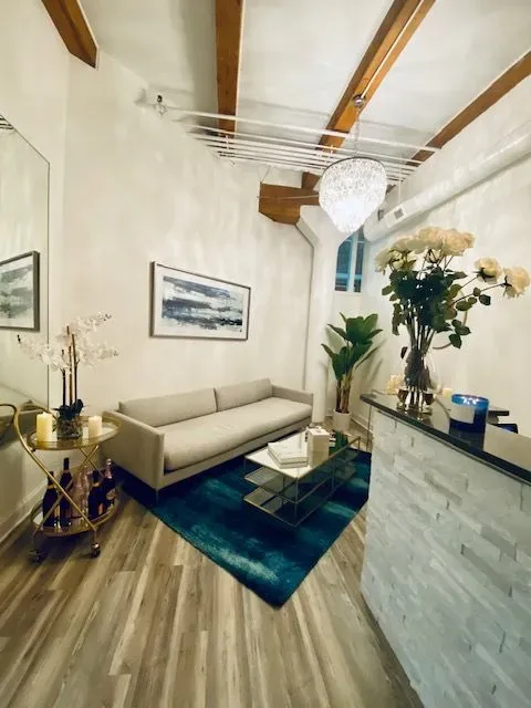 https://cdn.salonspotlight.com/photos/YwL7NzeQMPRBcVH8Pqre/9ffabb3d-cb90-490f-8071-2b23254cc214_720x720