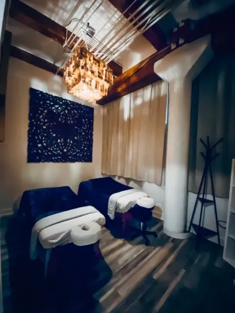 https://cdn.salonspotlight.com/photos/YwL7NzeQMPRBcVH8Pqre/ece04323-7460-4a4c-aaf0-e73600763e26_720x720
