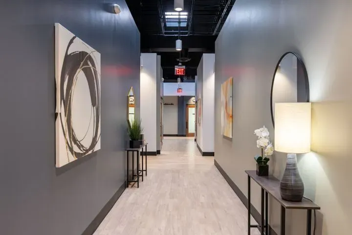 https://cdn.salonspotlight.com/photos/YzEWAKWVA9o3XxHIWTSZ/01c960a1-b97d-496c-95d3-911fc9d7c602_720x720