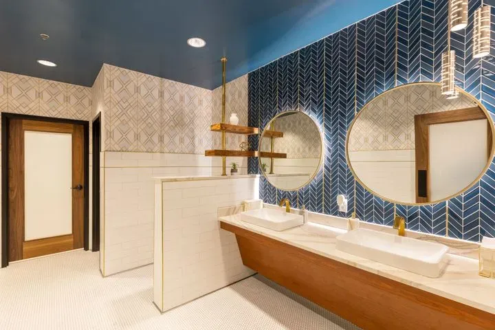https://cdn.salonspotlight.com/photos/YzEWAKWVA9o3XxHIWTSZ/6ffdf775-be27-465c-bb95-552ab9e74d56_720x720