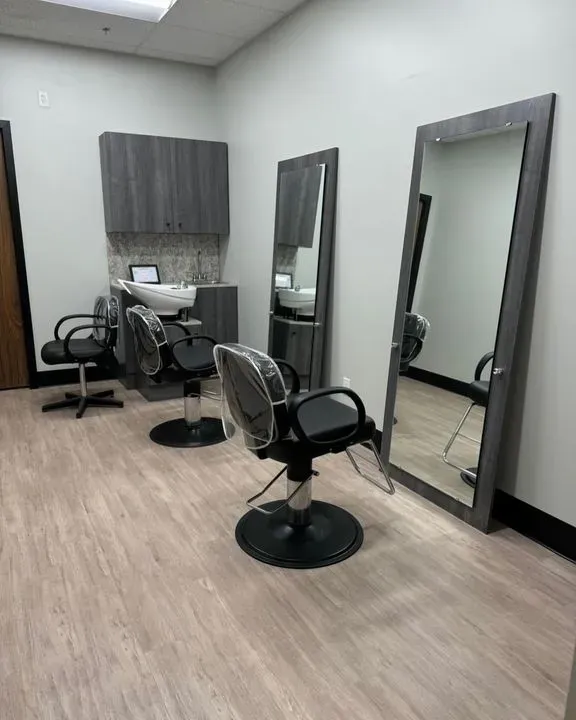 https://cdn.salonspotlight.com/photos/YzEWAKWVA9o3XxHIWTSZ/833bcd6e-64bd-42c5-90fb-1336511003ee_720x720