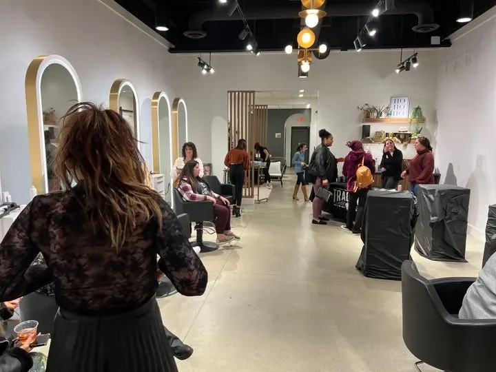 https://cdn.salonspotlight.com/photos/Z4BUmcH7tCqvsprPtZ57/74ffcae3-27ba-4c92-843d-0e1c0d0e0dbe_720x720