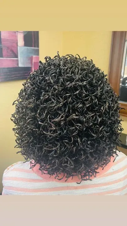 https://cdn.salonspotlight.com/photos/ZBQesegHHHzdf9qIhlbq/cc43b06e-6e42-4d9b-906c-1bcc2fa0b49f_720x720