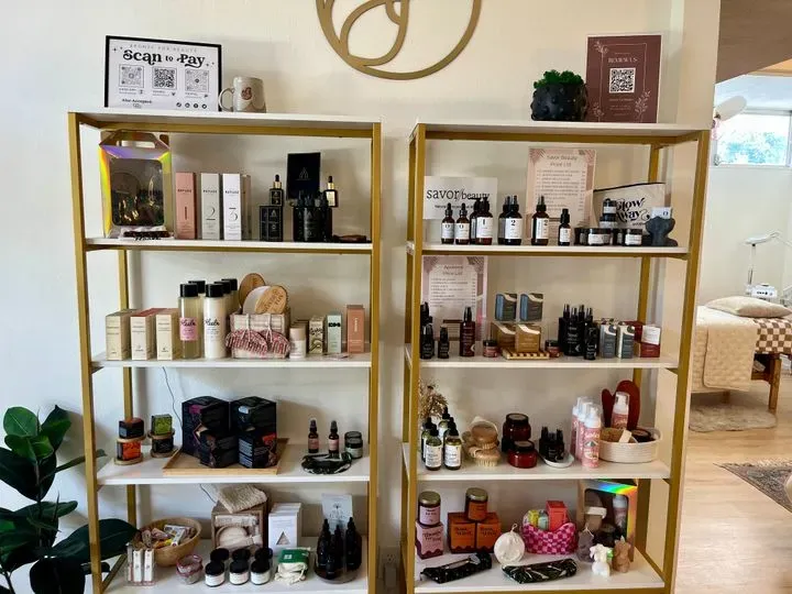 https://cdn.salonspotlight.com/photos/ZEC3pFHuKUk0rhINkE8y/96a72c43-a02e-4bd5-b4e0-a950fde2f94d_720x720