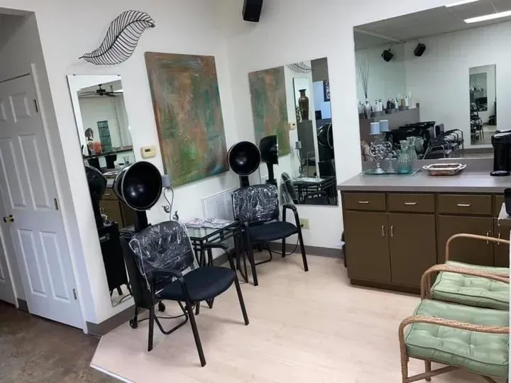 https://cdn.salonspotlight.com/photos/ZHz6Vf0hzHRJH6v6V2jj/5fabd453-2f7c-4796-9695-ebb0c27cf99a_720x720