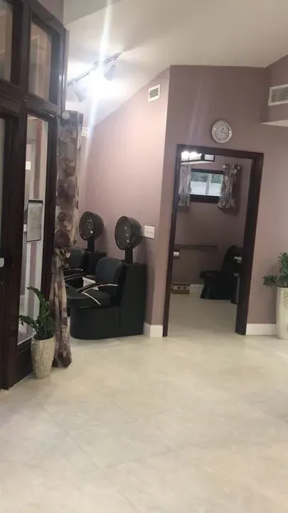 https://cdn.salonspotlight.com/photos/ZIU1PCKWFhfumEKQ0DkX/ee2006b1-e4f9-4ad6-9bbf-8e88643df7fd_720x720