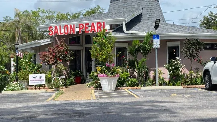https://cdn.salonspotlight.com/photos/ZIU1PCKWFhfumEKQ0DkX/ee9ccc9c-96b7-442c-b86d-dcd90c8ef1d1_720x720