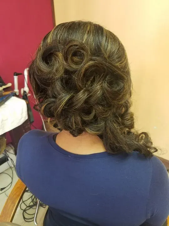 https://cdn.salonspotlight.com/photos/ZMO6fc8sBD8oLFUTuGsC/946b71bf-fe70-429c-889b-8c09e1c418af_720x720