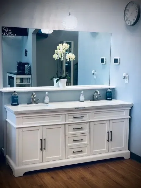 https://cdn.salonspotlight.com/photos/ZPKtAFHDYVrggXciIHqk/c860f859-cd2d-470c-9e9f-b0ced222f432_720x720
