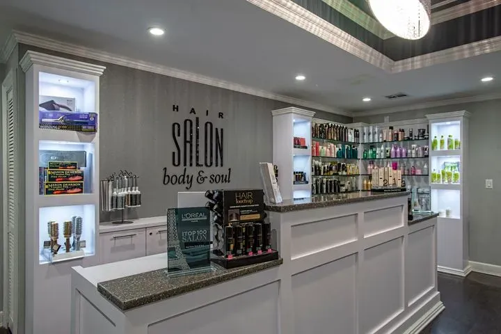 https://cdn.salonspotlight.com/photos/ZQGCwKDaZWZkFcEmRQiv/0532662d-e914-4e28-93f6-c4a5dcd56462_720x720