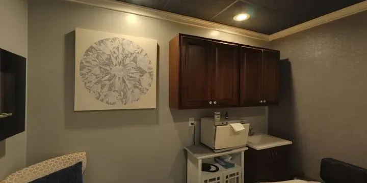 https://cdn.salonspotlight.com/photos/ZQGCwKDaZWZkFcEmRQiv/0e3e54f7-7de3-4802-b1b1-84d9ad009283_720x720
