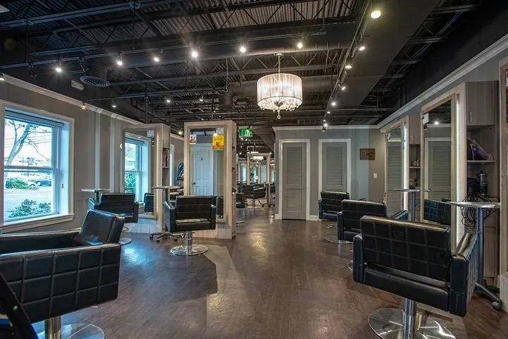 https://cdn.salonspotlight.com/photos/ZQGCwKDaZWZkFcEmRQiv/5312e184-4553-4750-8bef-1f656e0881ba_720x720