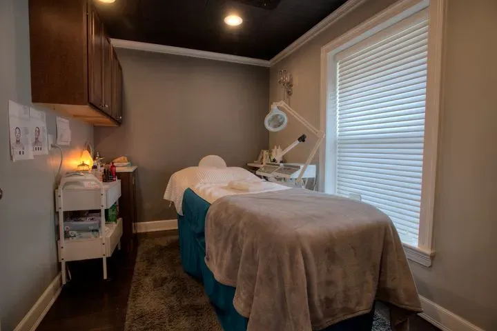 https://cdn.salonspotlight.com/photos/ZQGCwKDaZWZkFcEmRQiv/e48359af-560f-4f72-b43e-7f8427e91ca9_720x720