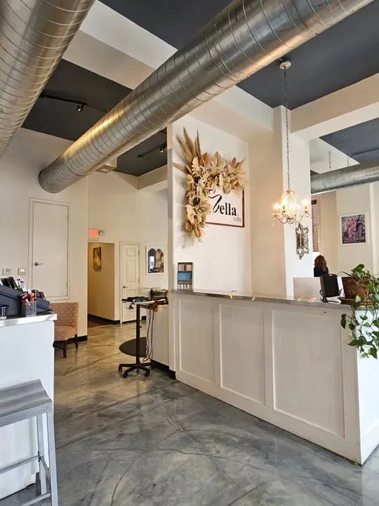https://cdn.salonspotlight.com/photos/ZSKh0aBQbo2x0LqarZ8p/17ff0ea5-aca4-430d-9535-ad54bde502f6_720x720