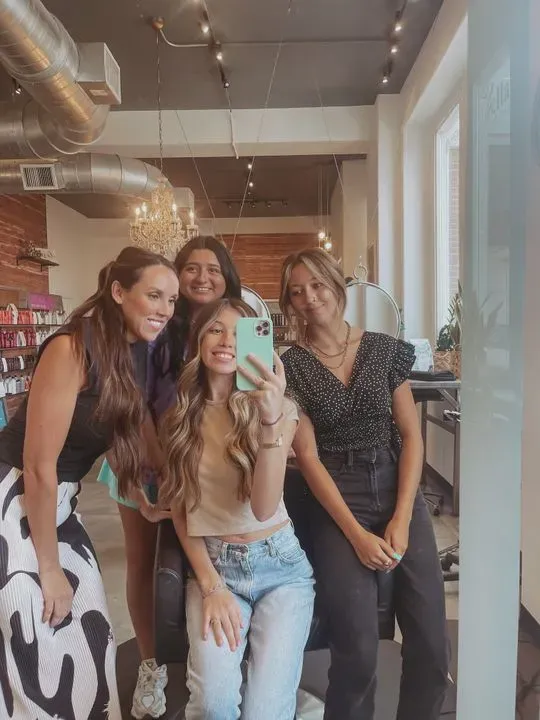 https://cdn.salonspotlight.com/photos/ZSKh0aBQbo2x0LqarZ8p/c4337607-c555-47ce-8a48-f8ebc37a0180_720x720