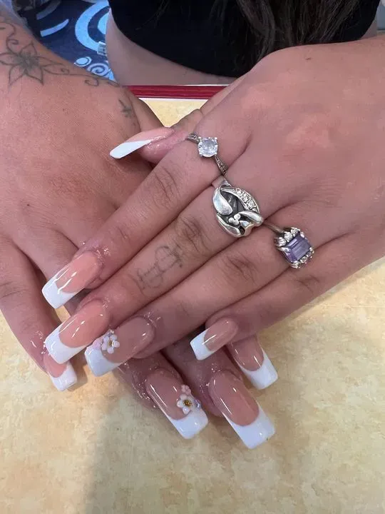 https://cdn.salonspotlight.com/photos/ZSfLW05q7WXhKYyAxnvp/15dd5a17-a0b8-48cd-8763-9baf6f99ea91_720x720
