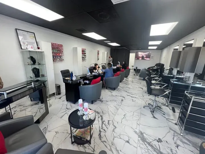 https://cdn.salonspotlight.com/photos/ZTYDJipGAcAKG0TGTxfv/0808594e-e9ce-4acc-afa9-b613f7ad36a8_720x720