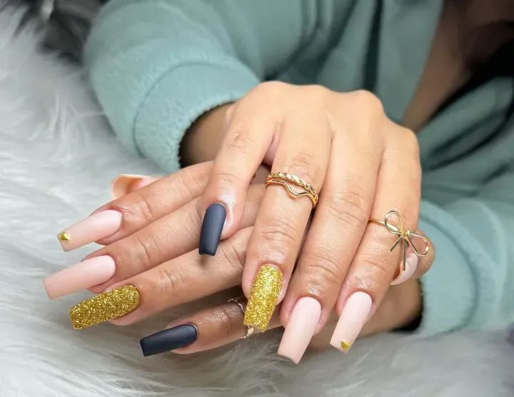 https://cdn.salonspotlight.com/photos/ZTYDJipGAcAKG0TGTxfv/747d3e28-b542-4f94-95e9-99fd7090d10f_720x720