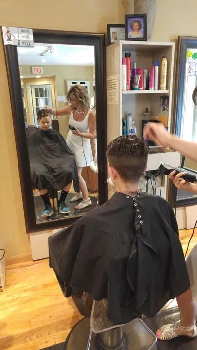 https://cdn.salonspotlight.com/photos/ZTbEqJo3p6wY1QjeTyPZ/e6b647ac-09ef-476f-953f-de724cd5a60b_720x720