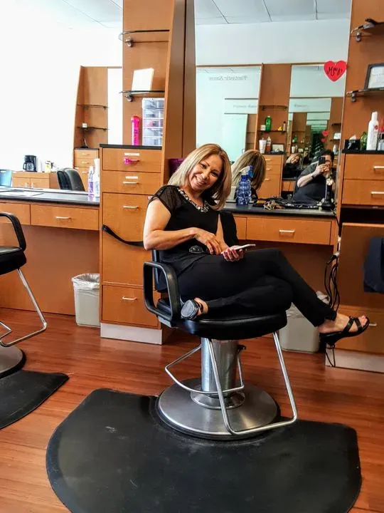 https://cdn.salonspotlight.com/photos/ZUSUvyESbPvC659qyQJC/f77749c7-773a-40f0-bf86-1b2014a27312_720x720