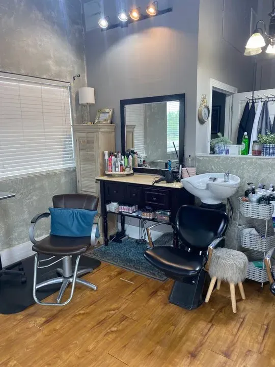https://cdn.salonspotlight.com/photos/ZWGQ1qoUfgOUl8iuqjdp/4c89390b-8596-4d30-af2e-fa84951b8af1_720x720