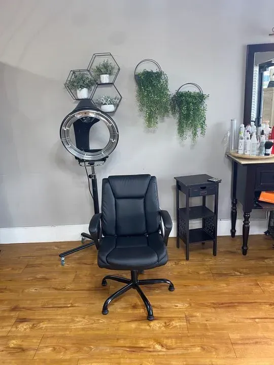 https://cdn.salonspotlight.com/photos/ZWGQ1qoUfgOUl8iuqjdp/fe5e4eb3-3cd7-40d2-bdbf-21f1cf79e06d_720x720