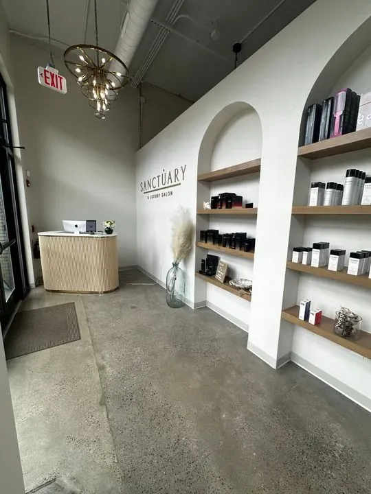 https://cdn.salonspotlight.com/photos/ZWUbV0TdvD2kyrA2NRzG/6c3e63a1-f67b-472f-b811-c4d046926f04_720x720