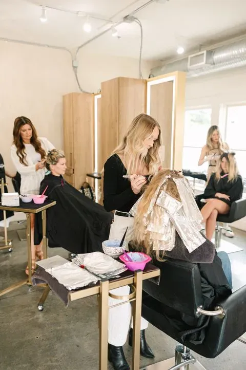 https://cdn.salonspotlight.com/photos/ZWUbV0TdvD2kyrA2NRzG/9df4d596-4611-46a4-b456-cb2e898a917a_720x720