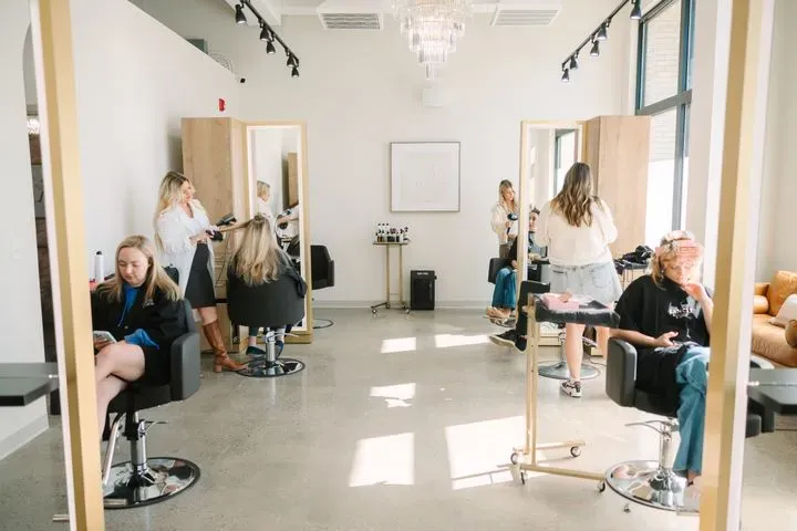 https://cdn.salonspotlight.com/photos/ZWUbV0TdvD2kyrA2NRzG/ee284cb7-db9f-4305-971e-1ebcaf8b831a_720x720