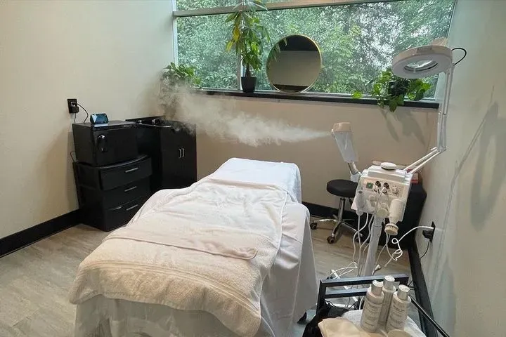 https://cdn.salonspotlight.com/photos/ZXDf7WfZd7DAlhagxJ3z/c8eb65f6-40f5-4437-bd5d-dcd981d389df_720x720
