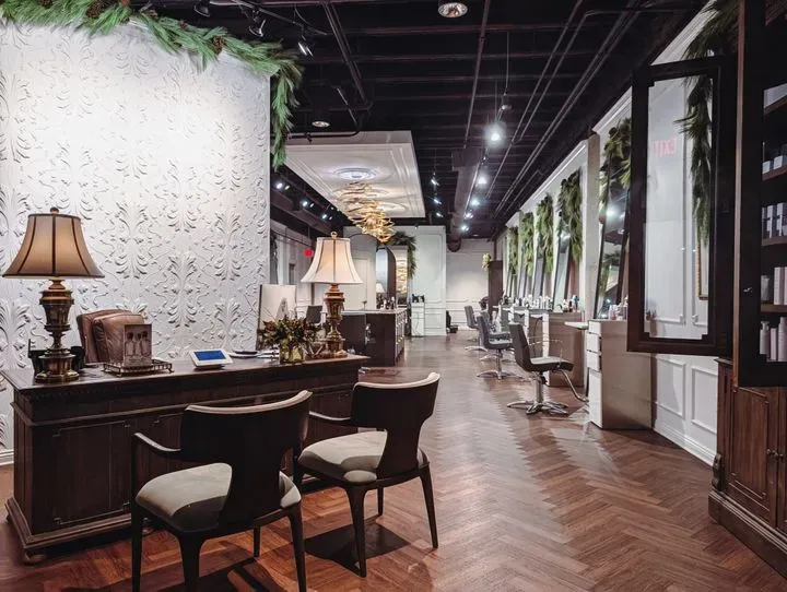 https://cdn.salonspotlight.com/photos/ZYLkpLCLhbVNyOpSAqlw/52ae37c3-0dec-4b33-8dec-f796a97b6e89_720x720