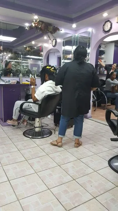 https://cdn.salonspotlight.com/photos/ZbjhZEmMOwFJ581LVqQM/15537186-f5b9-4e57-93bc-e511f40963dc_720x720