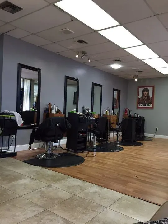 https://cdn.salonspotlight.com/photos/ZbjhZEmMOwFJ581LVqQM/5a402da4-2eb5-4ffb-83e0-5bcbc9b267e9_720x720