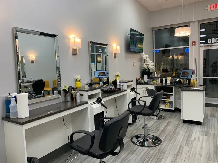https://cdn.salonspotlight.com/photos/Zfd1xXrt4P0ReLXXo1eP/e8bfdf27-8e6b-4989-b3b3-c299954b9c82_720x720