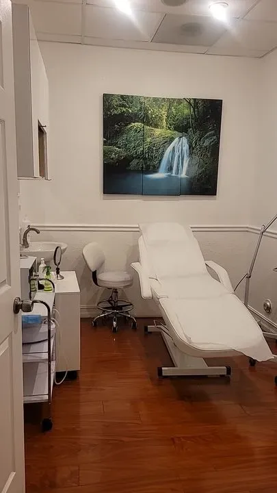 https://cdn.salonspotlight.com/photos/Zj1bximYu1GWO7VBwTcO/d2f0a473-9091-41fe-aa51-dea5e3395130_720x720