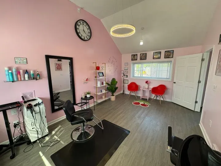https://cdn.salonspotlight.com/photos/ZjADhyFrumpu3rHl6llS/65a5d691-9d6d-4826-8465-b0ff2e492025_720x720