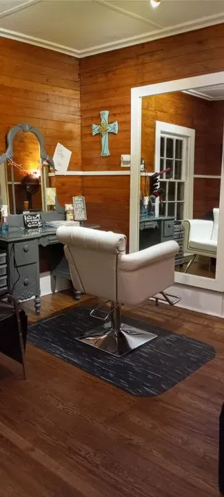 https://cdn.salonspotlight.com/photos/ZkEgUGHErKbGfLwk3mbK/ef2e75ee-f481-4a01-9fdf-6789485e7435_720x720