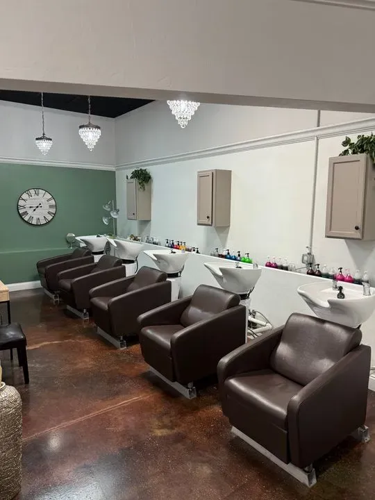 https://cdn.salonspotlight.com/photos/ZkjGpR8U3bDSPxnKLKKc/e81a91a9-530a-4bd7-9485-a14c1f414855_720x720