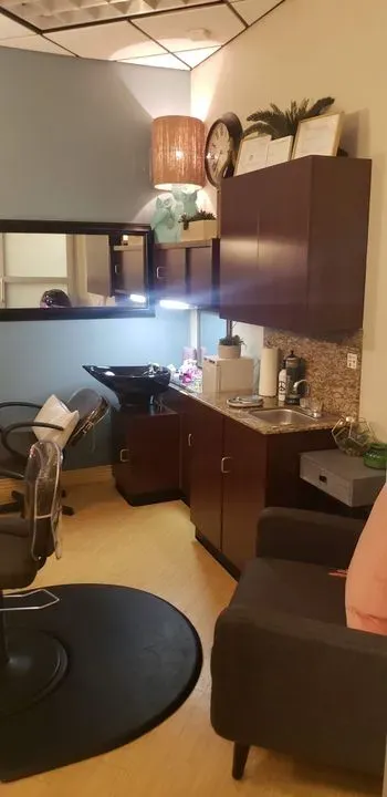 https://cdn.salonspotlight.com/photos/ZnsIbNYewKiR8TKWKTqh/75e96382-56fa-4c66-bd93-879befcf0e58_720x720