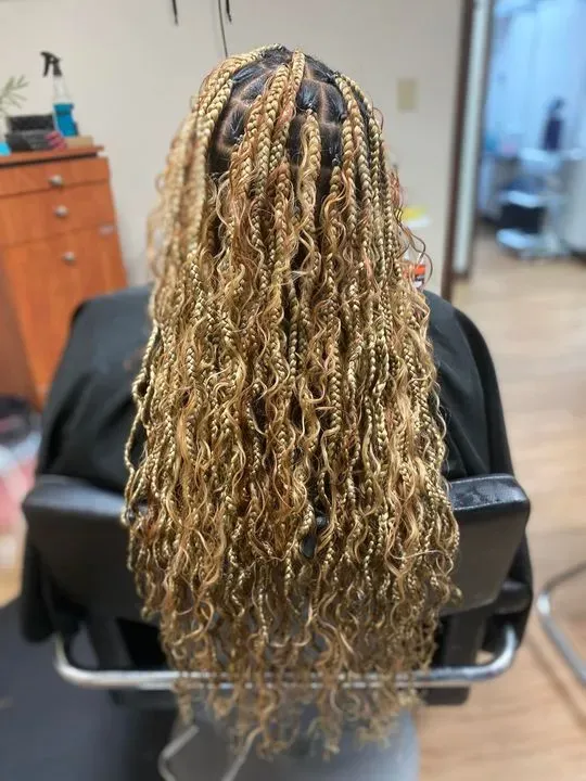 https://cdn.salonspotlight.com/photos/Zo3A8fvJOY1LAd4uBBb9/7e53f231-d270-4f5b-9e66-bb20ed513a30_720x720
