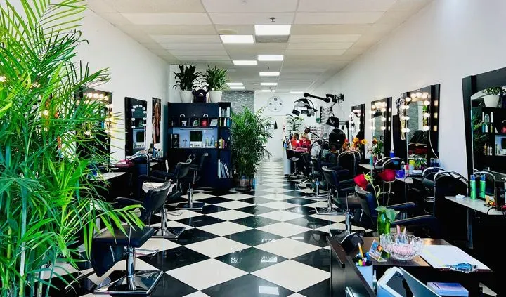 https://cdn.salonspotlight.com/photos/Zp1e6TMLIwW2uj0oyfln/fe134070-63bb-40ac-b0c5-c52a482bd7a5_720x720