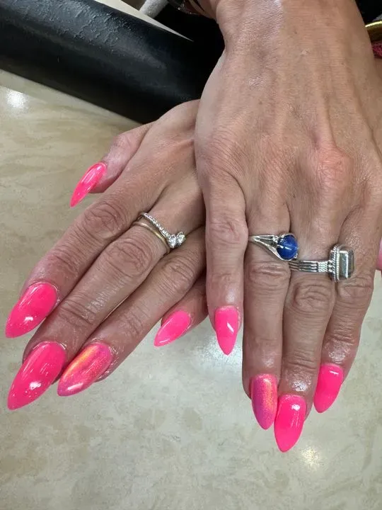 https://cdn.salonspotlight.com/photos/ZpTGLdpAxPFaurJA5ECt/79a0d02c-c187-42c1-9621-a1c50291cb6c_720x720