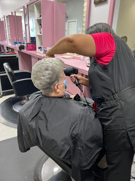https://cdn.salonspotlight.com/photos/ZpTGLdpAxPFaurJA5ECt/7a8a0172-402d-4d50-a06b-e650d8071c54_720x720