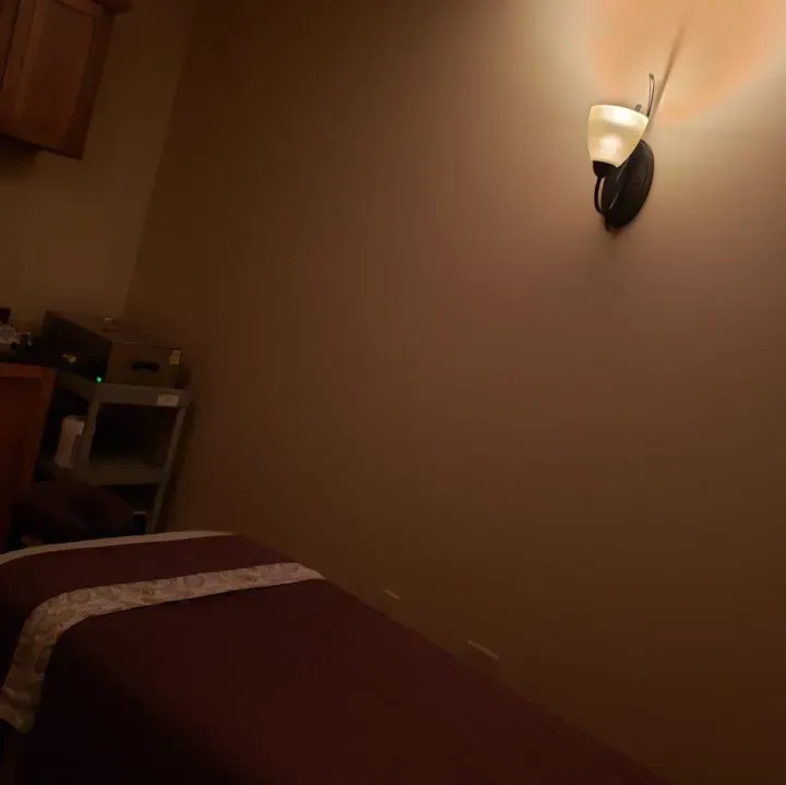 https://cdn.salonspotlight.com/photos/ZpjZcnK21gFBmwL5FjGm/01de4e0b-e823-4f6a-a2c4-4d557b5baf18_720x720