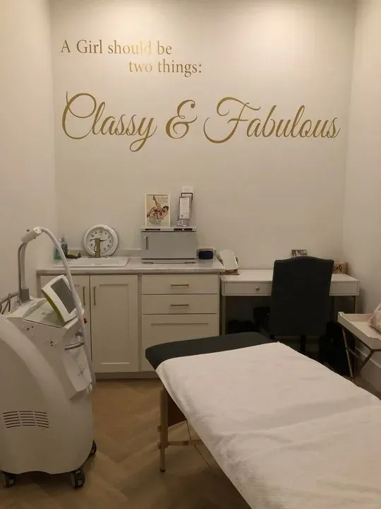 https://cdn.salonspotlight.com/photos/ZqgBkhmaglJGlcPgnWCF/975d9388-cdf9-4c01-89ed-f6190aea4dd6_720x720