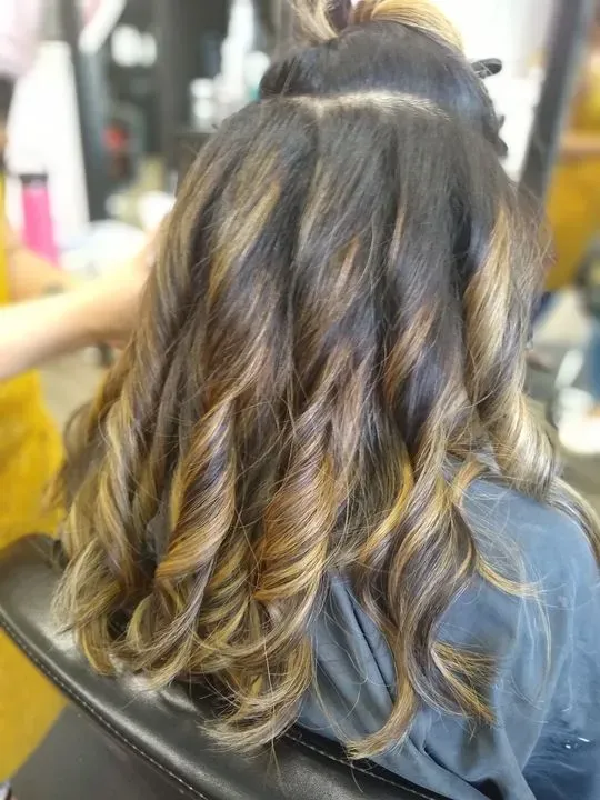 https://cdn.salonspotlight.com/photos/ZqkXwWpyTVT6kjoe3lhs/74b05094-1328-4bdc-92e0-13dbe357685c_720x720
